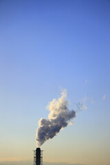 京浜工業地帯の工場の煙突