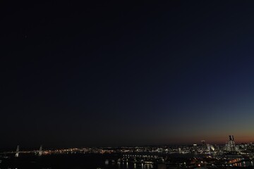 Fototapeta premium 新子安から見た横浜みなとみらい21と横浜ベイブリッジ (夜景)