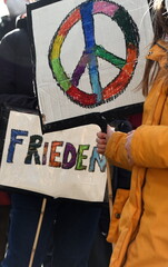 Schilder auf einer Ukraine-Demo: "FRIEDEN" und Peace-Zeichen