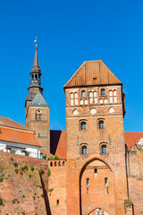 Elbtor und St.-Stephans-Kirche in der Hansestadt Tangermünde an der Elbe im Landkreis Stendal in...