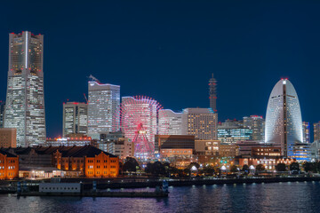 Obraz premium 神奈川県横浜市西区みなとみらいの夜の都市景観