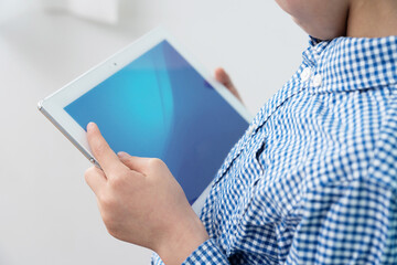 タブレットを持つ子供