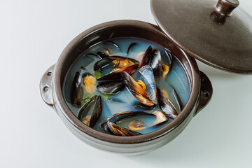 Honghaptang, Korean style Mussel Soup : Boil a pot of water with radish and red and green pepper and then add mussels. Bring all ingredients to a boil together for a while. This hearty soup is prepare