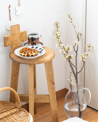 桜と北欧インテリアの空間でワッフルのおやつ時間