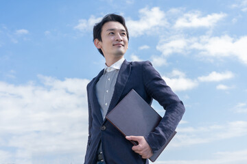 ジャケットを着た日本人男性