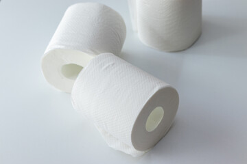 白いテーブルの上に転がる白のトイレットペーパー
