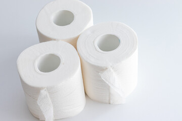 白のテーブルの上に三つのトイレットペーパー