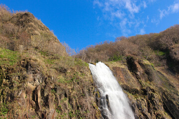流れ落ちる春の滝
