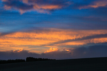美しい春の夕暮れの空の消滅飛行機雲
