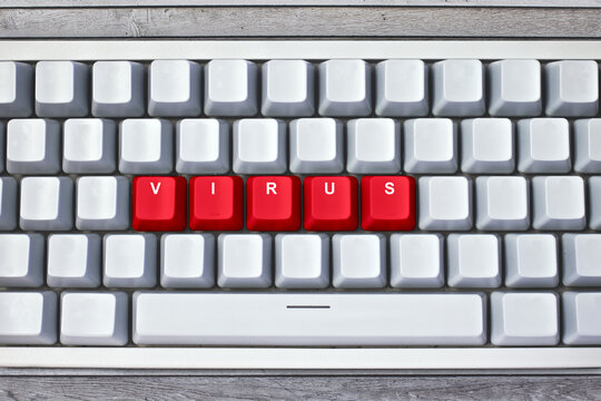 Teclado blanco con palabra virus