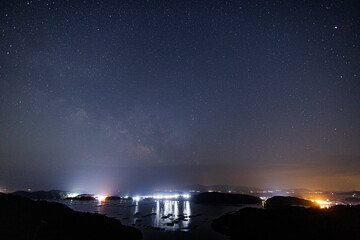 日本の岡山県の迫門の曙の美しい星空