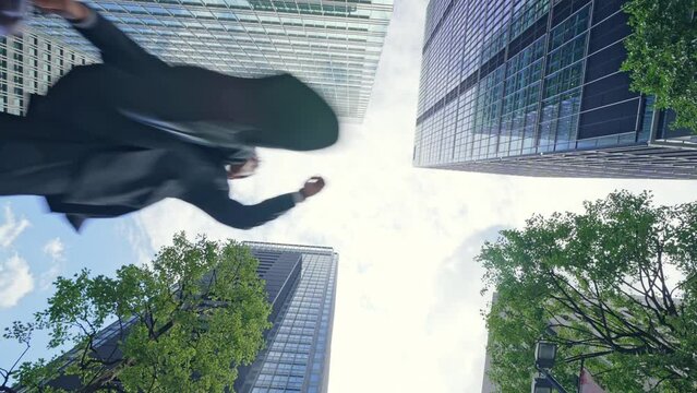 都市を走るビジネスマン