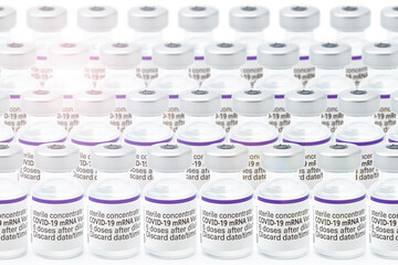 新型コロナウイルスワクチンのイメージ（大量のバイアル瓶）