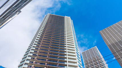 Plakat タワーマンションの外観と爽やかな青空の風景_wide_90