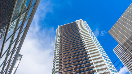 タワーマンションの外観と爽やかな青空の風景_wide_91