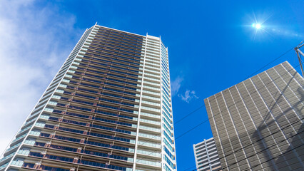 Fototapeta na wymiar タワーマンションの外観と爽やかな青空の風景_wide_92