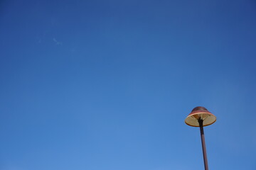 UFO型外灯と青空と雲