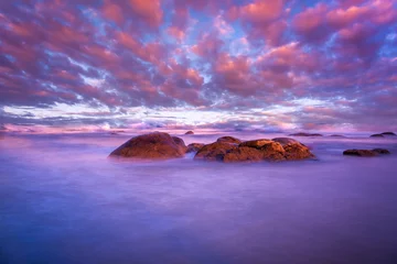 Vlies Fototapete Lila Tropischer Strand bei schönem Sonnenuntergang. Naturhintergrund
