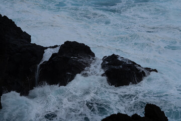 Wellen Lava Porto Moniz. Madeira Portugal