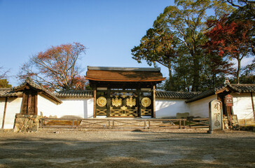 京都、醍醐寺の唐門と秋晴れの風景