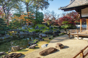 秋の京都、醍醐寺の三宝院庭園の風景