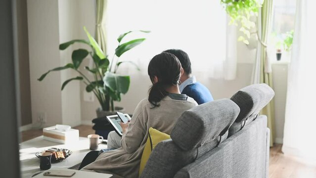 保険の相談をしている夫婦