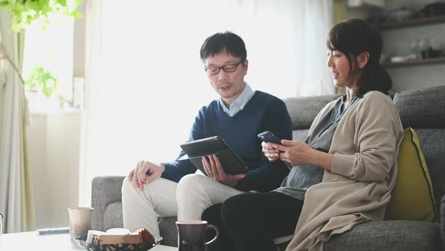 保険の相談をしている夫婦