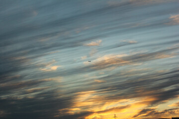 夕日に染まった雲「大阪空港」