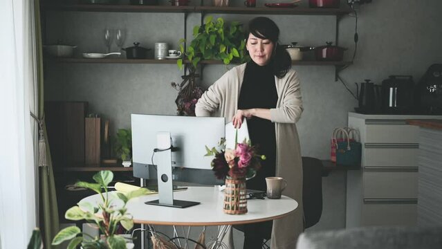 朝の支度をして家を出発する女性