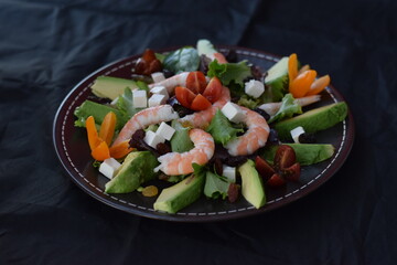 Ensalada de langostinos y queso