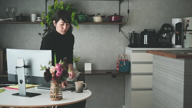 家を出発する準備をする女性