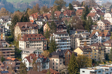 Das Häusermeer von Wohn- und Geschäftsgebäuden in der Innenstadt von Luzern, im gleichnamigen...