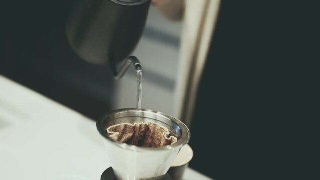 ドリップコーヒーを淹れる女性の手元