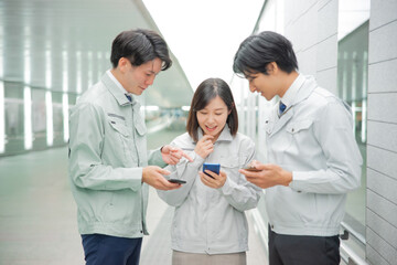 作業着をきた男女
