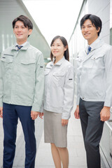 作業着をきた男女
