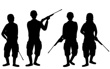 ライフル銃を構える兵士4人のシルエット、戦争やサバゲー