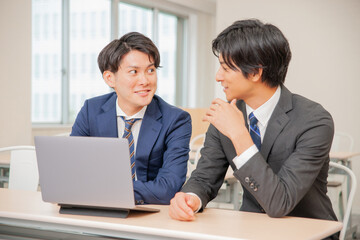 ミーティングをするビジネスパーソン
