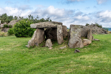 Dolmen des pierres levées sur un chemin de randonnée en Auvergne prêt de Cournols par une journée d'été