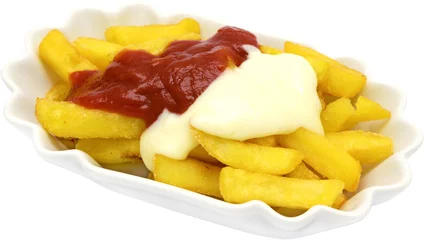 Pommes mit Mayonaise und Tomatenketchup (rot weiß) © putzlowitsch