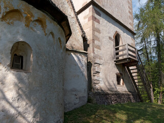 mittelalterliche Kirche unterhalb von Oberbozen am Ritten (Südtirol)