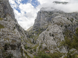 Vistas de las altas montañas y el cielo con nubes  de la ruta del Cares desde Poncebos en Asturias, para senderistas amantes de la naturaleza y excursiones de montaña, en el verano de 2020