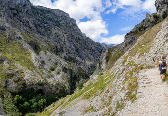 Ruta del Cares desde Poncebos en Asturias, para senderistas amantes de la naturaleza y excursiones de montaña, en el verano de 2020