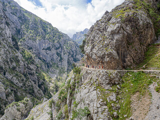 Ruta del Cares desde Poncebos en Asturias, para senderistas amantes de la naturaleza y excursiones de montaña, en el verano de 2020