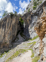Ruta del Cares desde Poncebos en Asturias, para senderistas amantes de la naturaleza y excursiones de montaña, en el verano de 2020