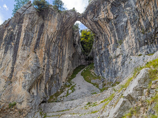 Fototapeta na wymiar Ruta del Cares desde Poncebos en Asturias, para senderistas amantes de la naturaleza y excursiones de montaña, en el verano de 2020