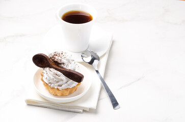 Cake basket with protein white cream.