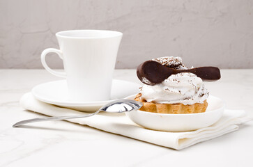 Cake basket with protein white cream.
