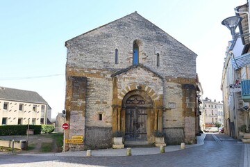 Fototapeta na wymiar Ancienne église Saint Valérien, construite au 11ème siècle, vue de l'extérieur, ville de Tournus, département de Saône et Loire, France