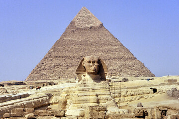 pânoramic view of sphinx and pyramid in Egypt