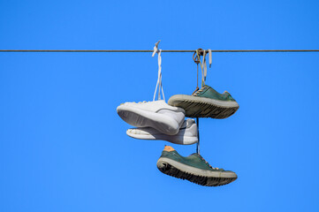 Turnschuhe &uuml;ber Drahtseil geworfen in Flensburg